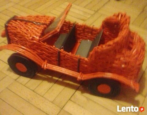 samochód z papierowej wikliny