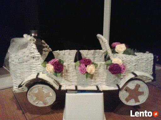 samochód z papierowej wikliny