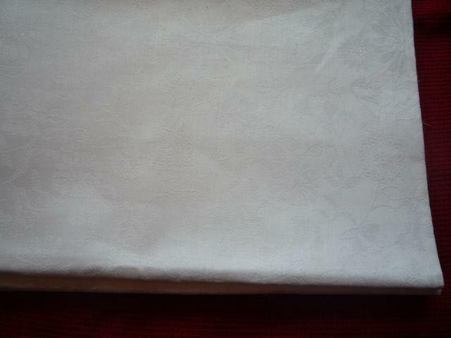 Materiał 140x152cm Biały Adamaszek Tłoczone kwiatki na obrus