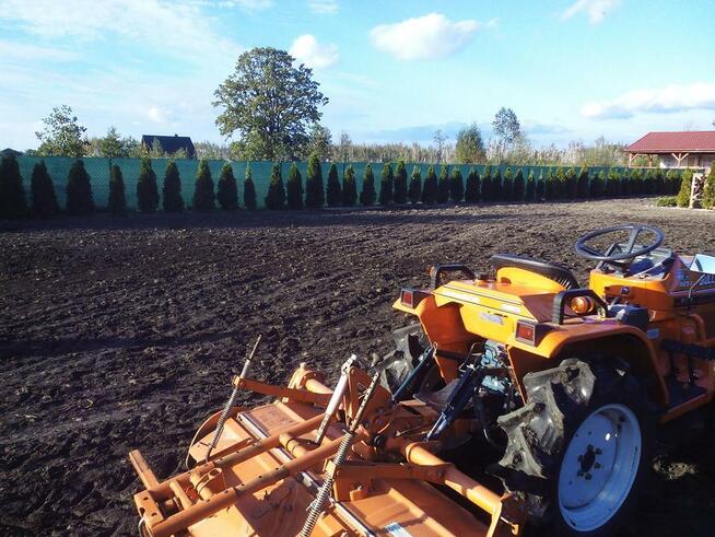 Zakładanie trawników Trawa z rolki Usługi minicignikiem
