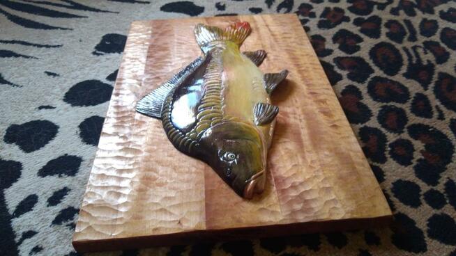 Karp rzezbiony z drewna