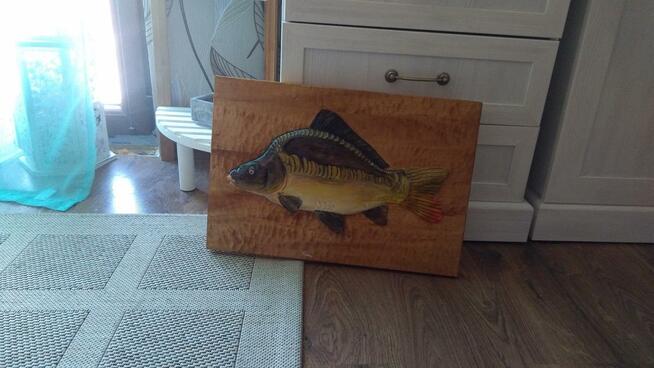 Karp rzezbiony z drewna