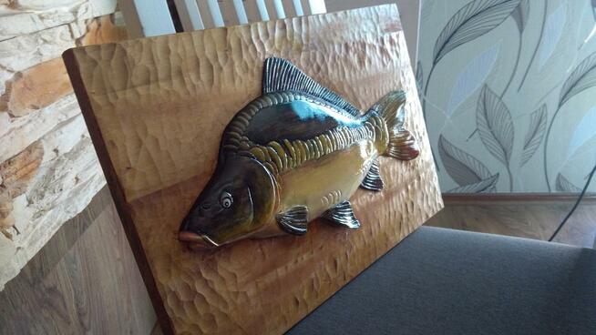 Karp rzezbiony z drewna