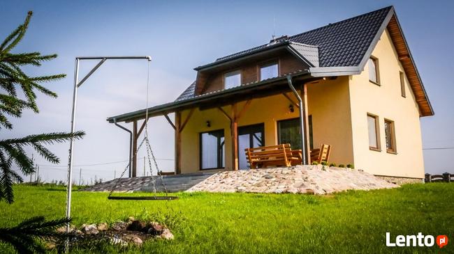 Dom nad jeziorem z własną linią brzegową i pomostem.