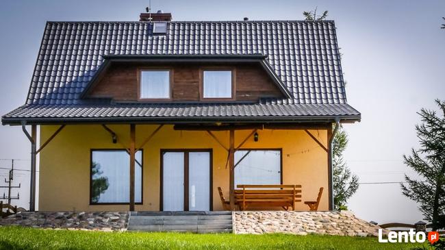 Dom nad jeziorem z własną linią brzegową i pomostem.