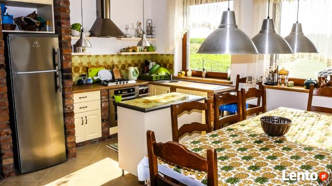 Dom nad jeziorem z własną linią brzegową i pomostem.