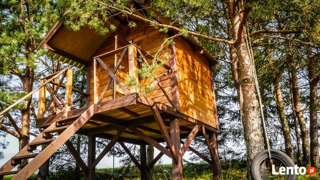 Dom nad jeziorem z własną linią brzegową i pomostem.