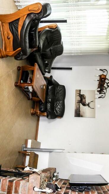 Dom nad jeziorem z własną linią brzegową i pomostem.