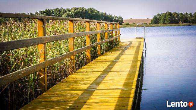 Dom nad jeziorem z własną linią brzegową i pomostem.