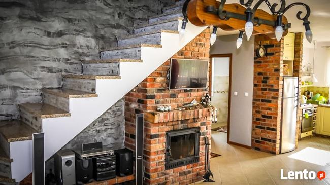 Dom nad jeziorem z własną linią brzegową i pomostem.