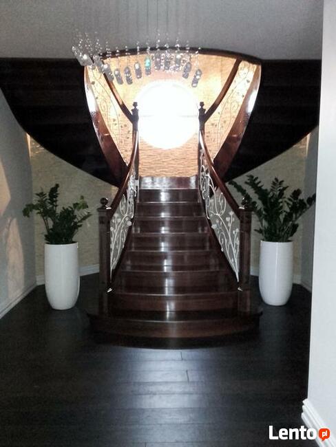 Schody gięte, rzeźbione, balustrady rzeźbione.