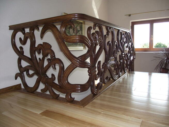 Schody gięte, rzeźbione, balustrady rzeźbione.