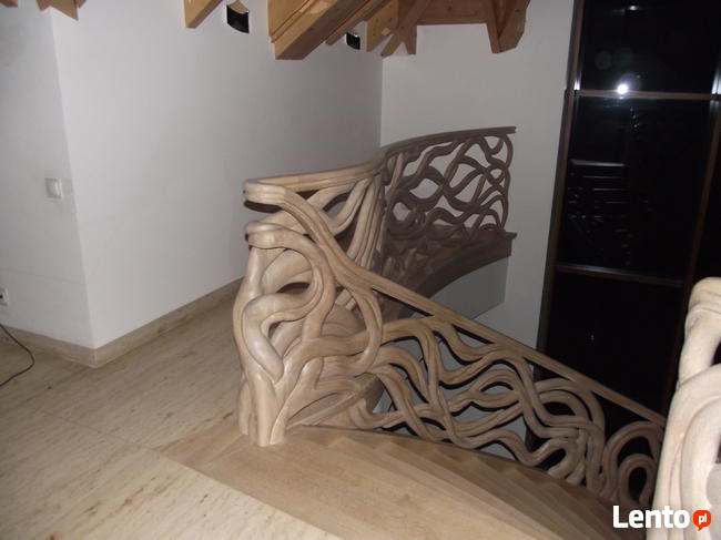 Schody gięte, rzeźbione, balustrady rzeźbione.