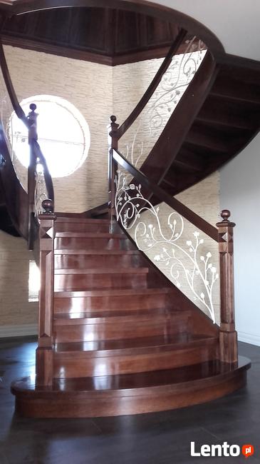 Schody gięte, rzeźbione, balustrady rzeźbione.