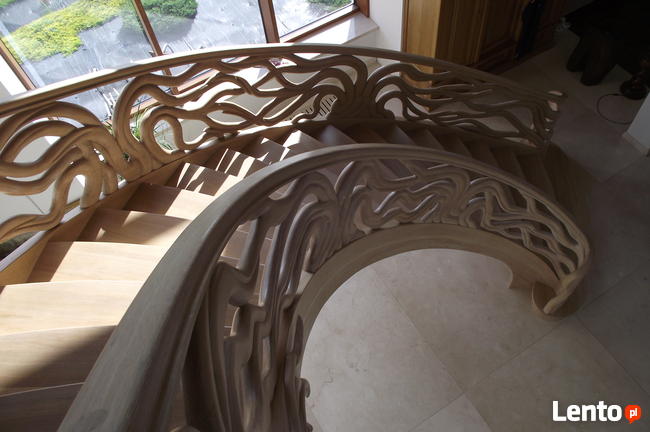 Schody gięte, rzeźbione, balustrady rzeźbione.