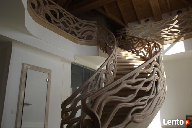 Schody gięte, rzeźbione, balustrady rzeźbione.