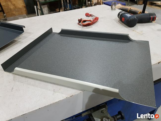 Obróbki na rąbek stojący kątowy z podcięciem łezkowym.