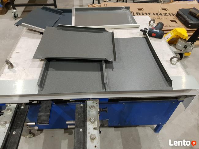 Obróbki na rąbek stojący kątowy z podcięciem łezkowym.