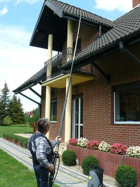 Wysokociśnieniowe czyszczenie elewacji budynków, posadzek.