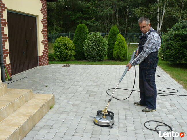 Wysokociśnieniowe czyszczenie elewacji budynków, posadzek.