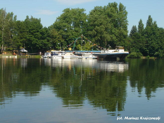 Miejsce na cumowanie łodzi i jachtów w Bydgoszczy.