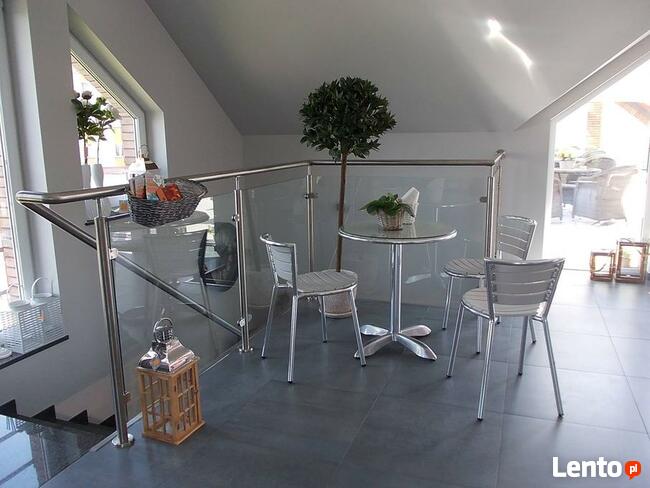 Balustrady, poręcze, podjazdy dla niepełnosprawnych.