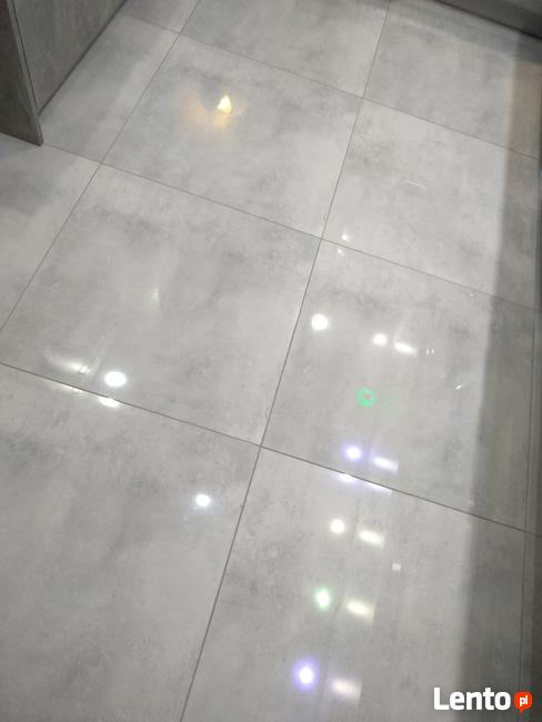 Stawianie budynków w stanie surowym oraz remonty mieszkań