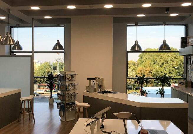 Sprzedawca w sklepie komputerowym