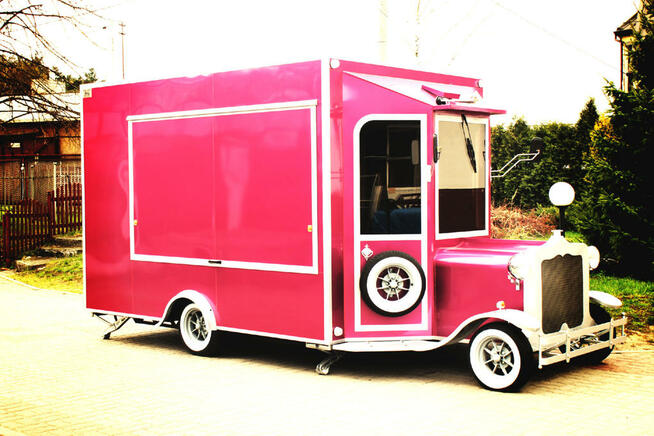 przyczepa gastronomiczna stylizowana na Vintage Food truck