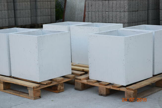 Duża donica z betonu architektonicznego