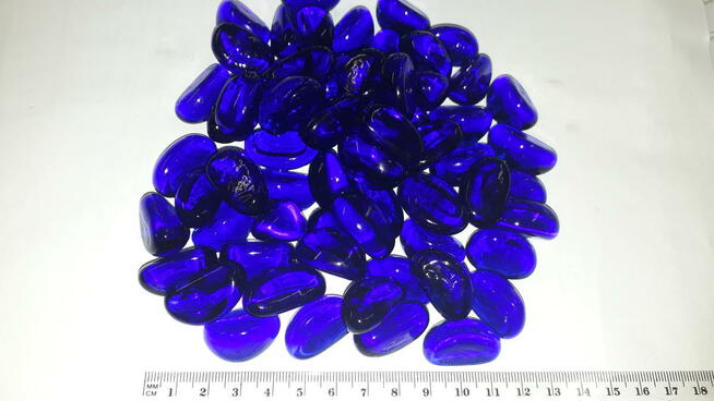 Otoczak szklany dekoracja kamień granatowy do lasu w szkle