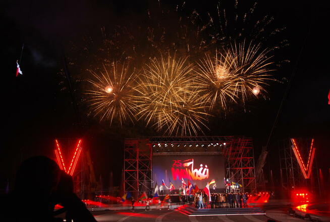 pokaz pirotechniczny, konfetti, ciężki dym, wytwornice iskie