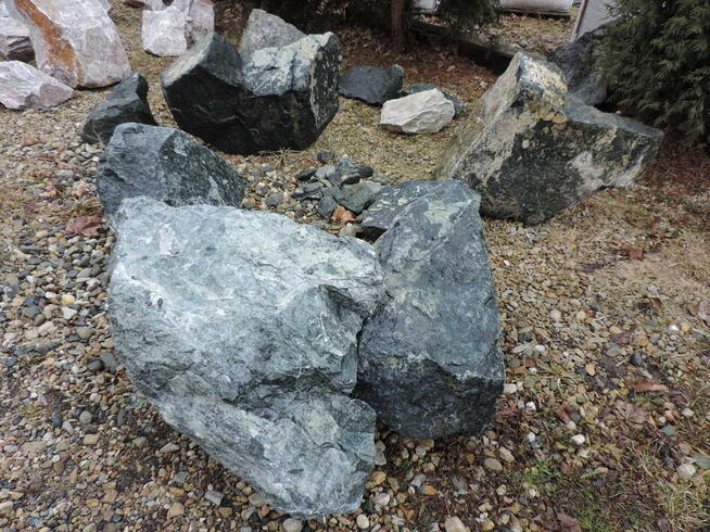 Kamień zielony duży Głaz zielony do ogrodu skała bryła