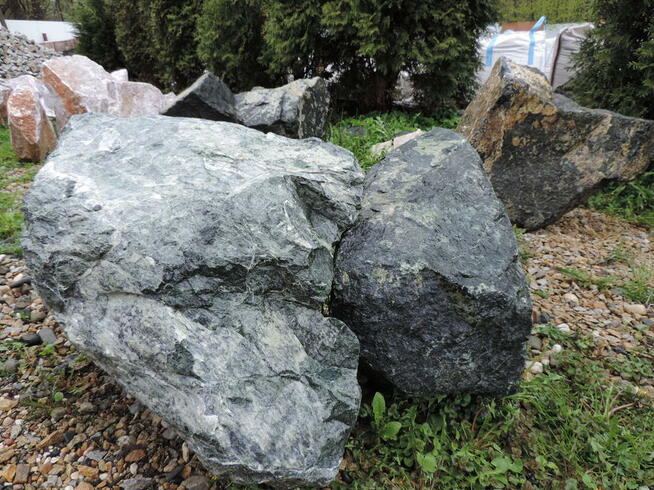 Kamień zielony duży Głaz zielony do ogrodu skała bryła