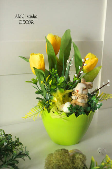 Kompozycja kwiatowa nr 26 z zającem, tulipanami, baziami