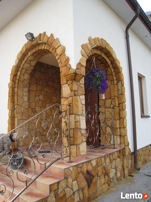 Elewacja z kamienia ogrodzenie z gnejsu grill kamienny piec