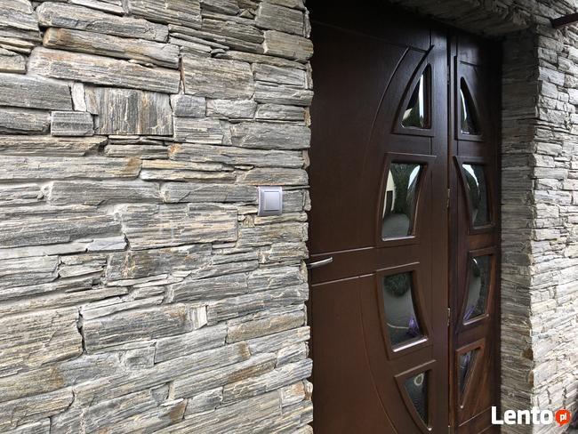 Elewacja z kamienia ogrodzenie z gnejsu grill kamienny piec