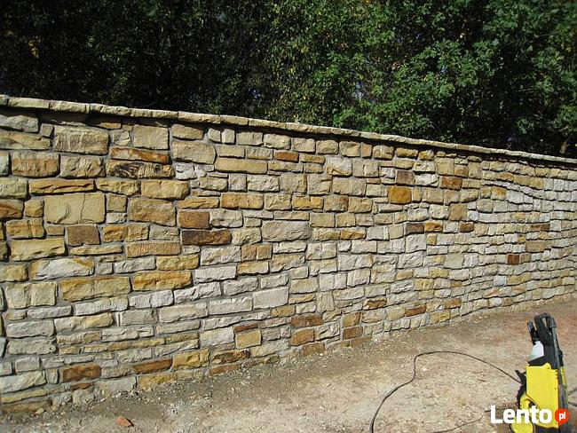 Elewacja z kamienia ogrodzenie z gnejsu grill kamienny piec