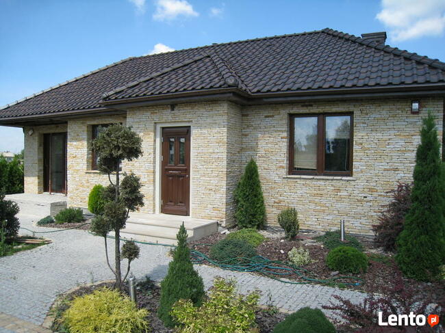 Elewacja z kamienia ogrodzenie z gnejsu grill kamienny piec