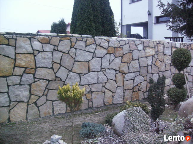 Elewacja z kamienia ogrodzenie z gnejsu grill kamienny piec