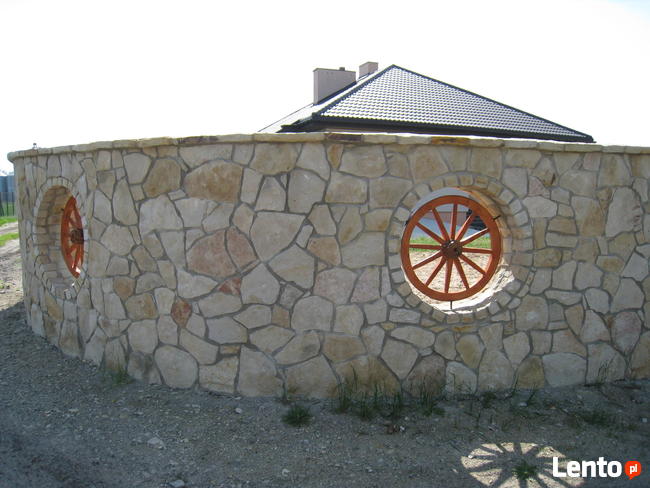 Elewacja z kamienia ogrodzenie z gnejsu grill kamienny piec