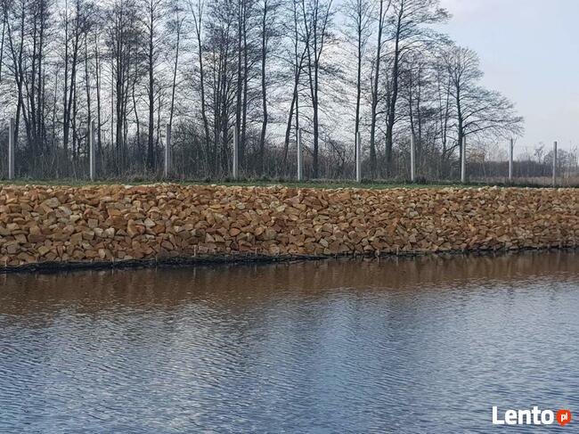Wzmacnianie brzegów stawu oczka wodnego zbiornika zalewu