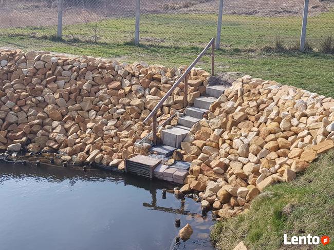 Wzmacnianie brzegów stawu oczka wodnego zbiornika zalewu
