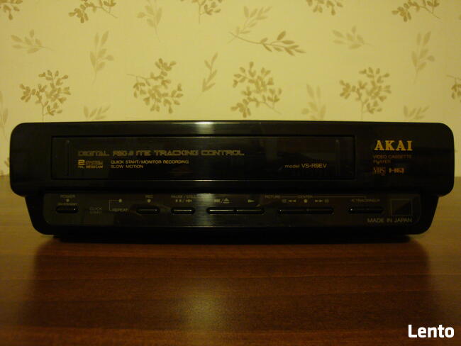VHS AKAI, Model VS-R9EV z odtwarzaniem i nagrywaniem.