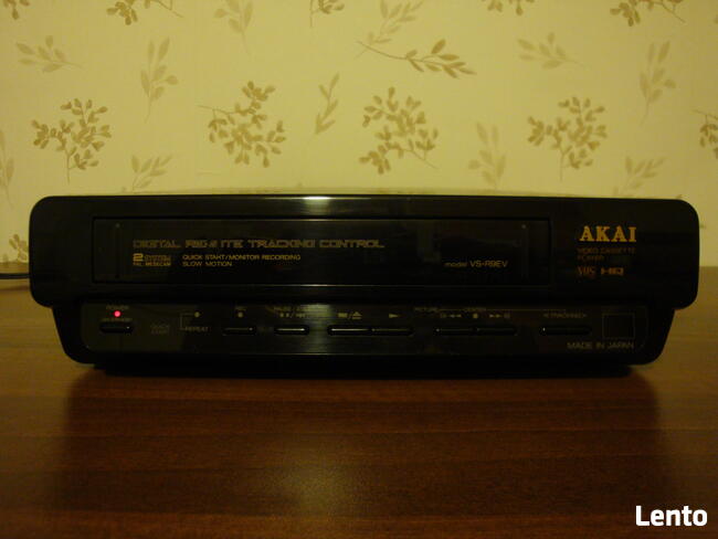 VHS AKAI, Model VS-R9EV z odtwarzaniem i nagrywaniem.