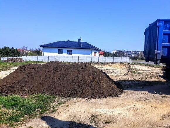 ziemia przesiana z obornikiem lub bez obornika