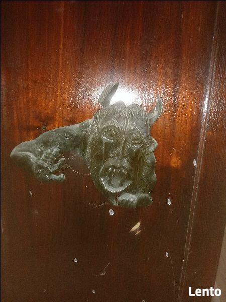 Barek z drewna, krzesło barowe, płyta marmurowa, rzeżby