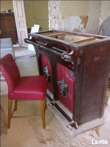 Barek z drewna, krzesło barowe, płyta marmurowa, rzeżby