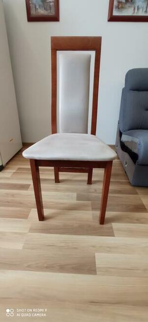 Sprzedam stół z czterema krzesłami.