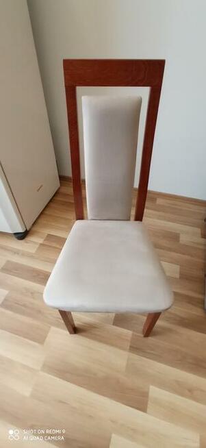 Sprzedam stół z czterema krzesłami.